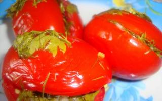 Малосольные помидоры с зеленью и чесноком: рецепт быстрого приготовления и классический