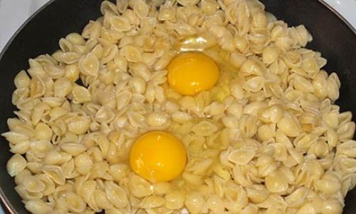 Сколько готовить макароны с яйцом