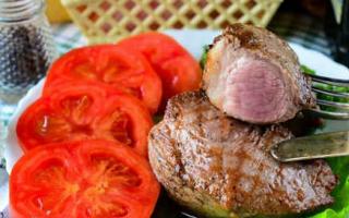 रसदार पोर्क स्टेक: छह व्यंजन