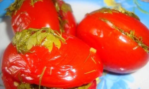 Lightly salted tomatoes with herbs and garlic: quick and classic recipe