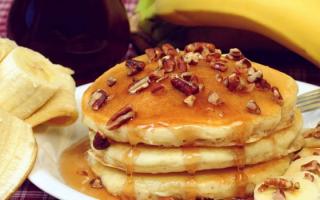 Fritters with banana and cottage cheese
