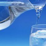 Je možné piť jedlo Je užitočné piť jedlo vodou