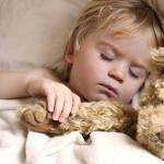 Prechod dieťaťa na jeden denný spánok: užitočné rady pre mamu