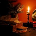 Dijeljenje za Božić kod kuće: Na ogledalu, mapama, svijećama, voskom i drugim srećama govore na poslu ispod Božića