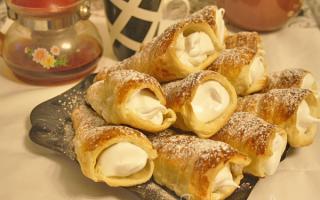 Puff pastry tubes with cream
