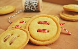 बटन कुकीज मूल और स्वादिष्ट रेसिपी बच्चों की खुशी के लिए स्टेप बाय स्टेप बटन कुकीज के साथ
