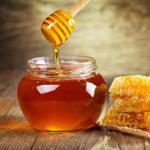 At what temperature are the properties of honey lost?