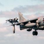 Britský vertikálny vzlet a pristátie stíhacích bombardovacích bombardérov Sea Harrier FA Mk