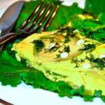 Omelet with zucchini and green peas