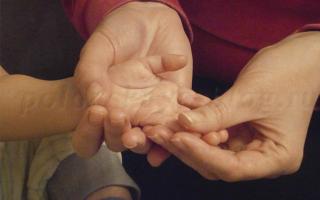Masáž dlaní a prstov pre deti od 0 do 3 rokov